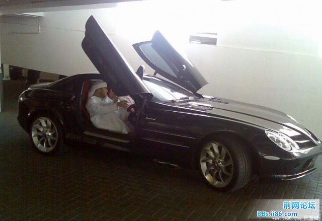 迪拜的人和车.jpg