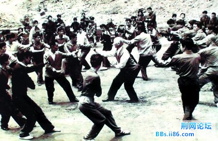 80年代，吕紫剑老人带弟子练八卦掌。