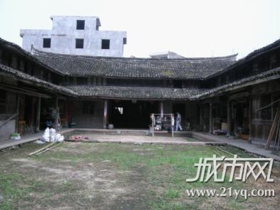 盛於斯宅位于大荆镇盛宅下村村中心，坐东北朝西南，建于清代