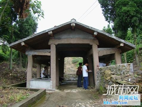 北岗岭路廊位于大荆镇铁场村北岗岭，路廊南北走向，石构建筑