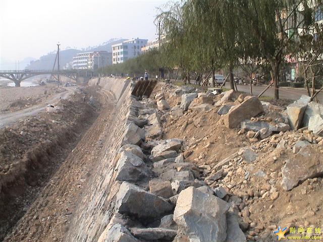 2005 11重修堤坝.jpg