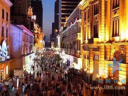 武汉江汉路  武汉江汉路有“楚天第一街”美誉，在武汉近百年的发展史上，商业地位至尊。经过几十年时光雕琢 ...