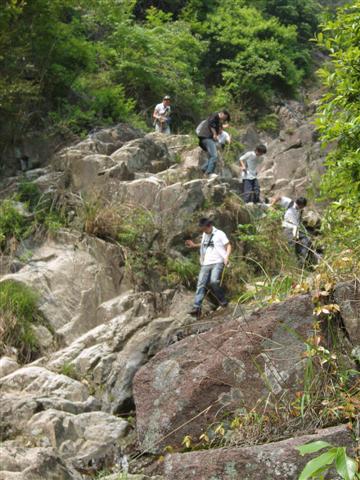 爬下山