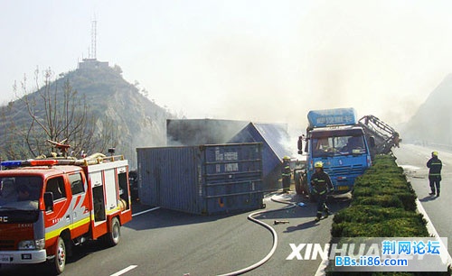 浙江甬金高速绍兴段数车追尾6人死亡1.jpg