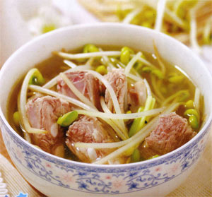 催乳滋补——猪排炖黄豆芽汤(图).jpg