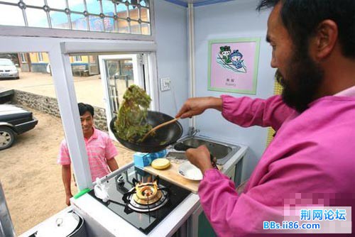 农民开自造宝马房车进京3.jpg