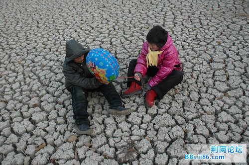 2009年2月3日，河南省汤阴县几名村娃正在一干枯的水塘里玩耍.jpg