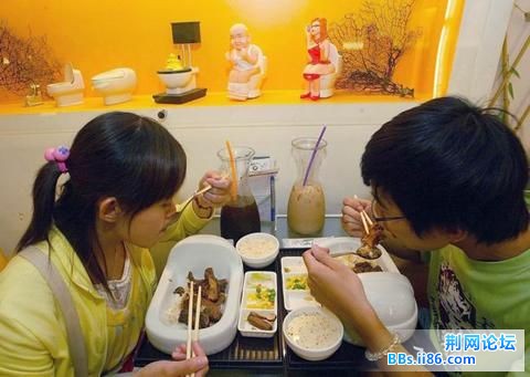 厕所餐厅里的就餐者.jpg