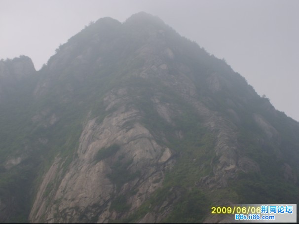 26和兵哥会合后，回望我们刚经过的大山.jpg