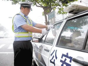 扬东在给警车贴罚单.jpg