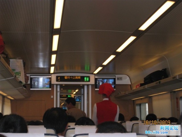 动车上,时速最快达270KM/H吧