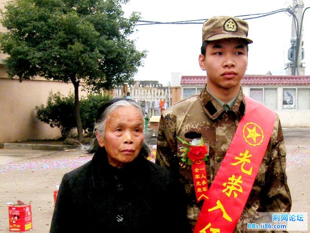 奶奶送孙去当兵