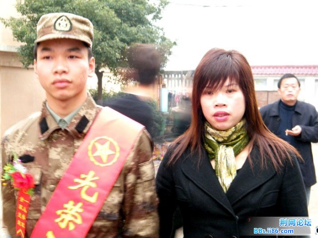 姐姐送哥弟去当兵