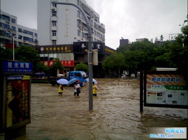 影视城门口这.jpg