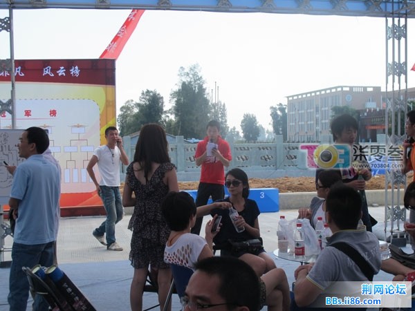 火热的现场，主持人宣读冠亚季军.jpg